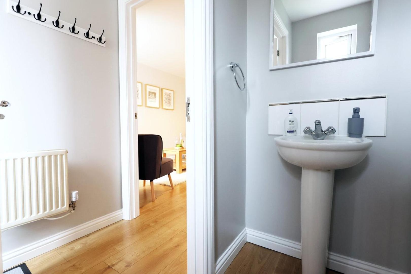 Relaxing 2-Bed Coastal Escape In Port Talbot Appartement Buitenkant foto