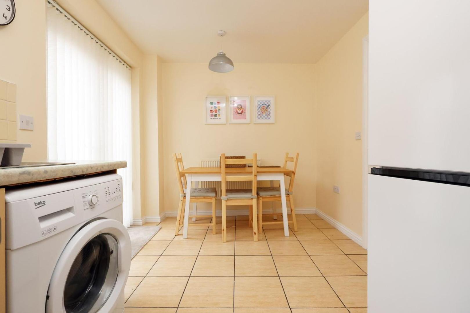 Relaxing 2-Bed Coastal Escape In Port Talbot Appartement Buitenkant foto