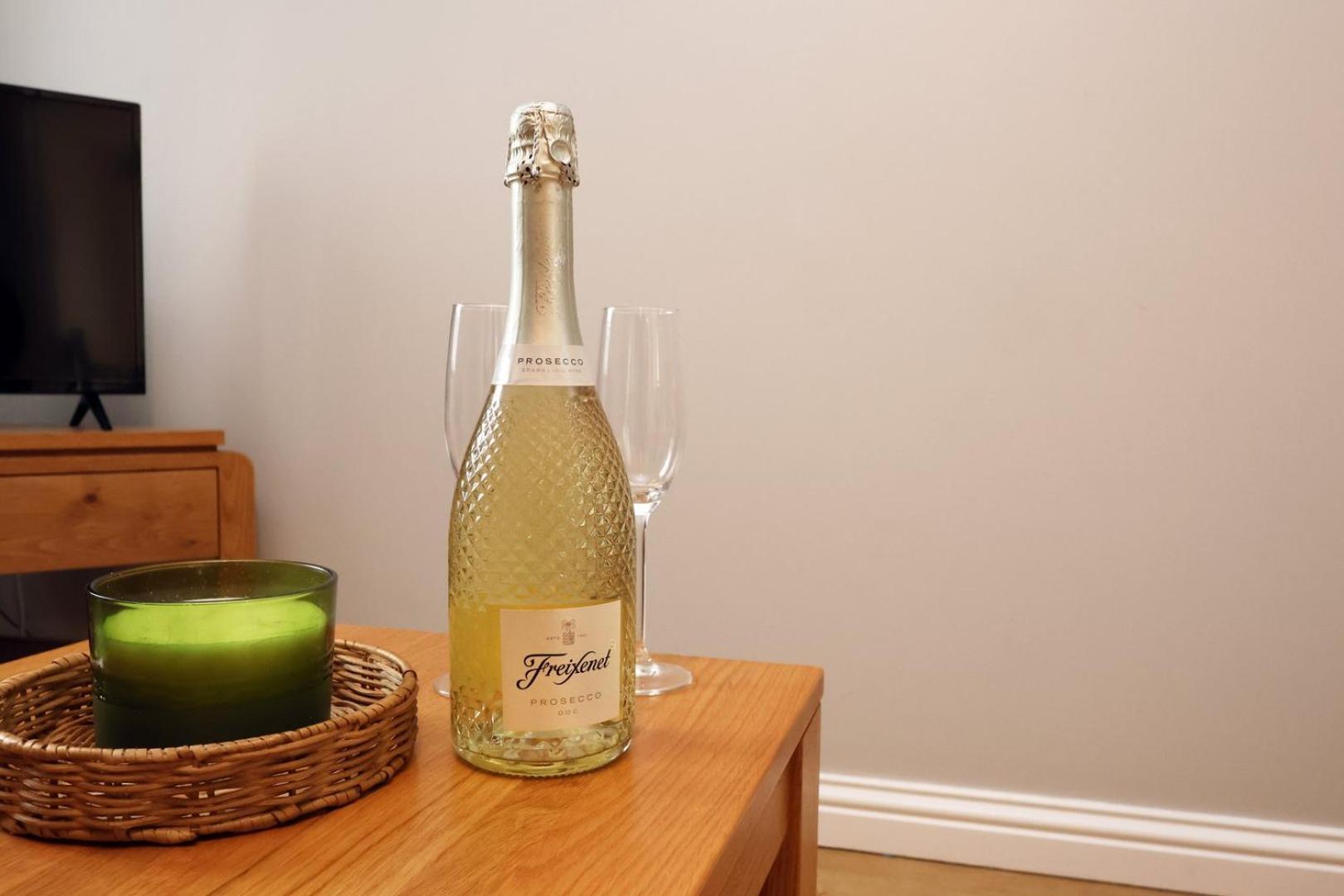 Relaxing 2-Bed Coastal Escape In Port Talbot Appartement Buitenkant foto
