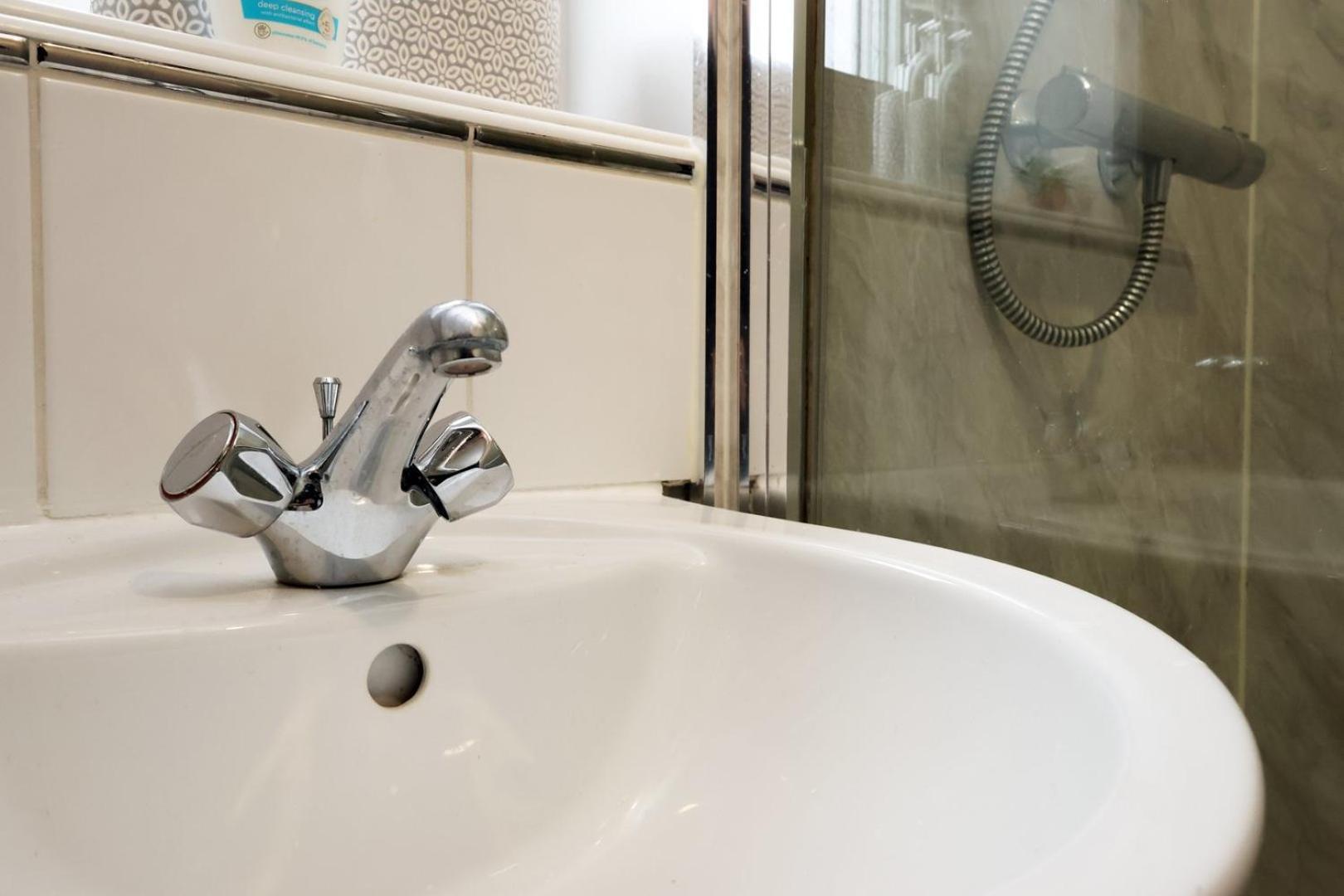 Relaxing 2-Bed Coastal Escape In Port Talbot Appartement Buitenkant foto