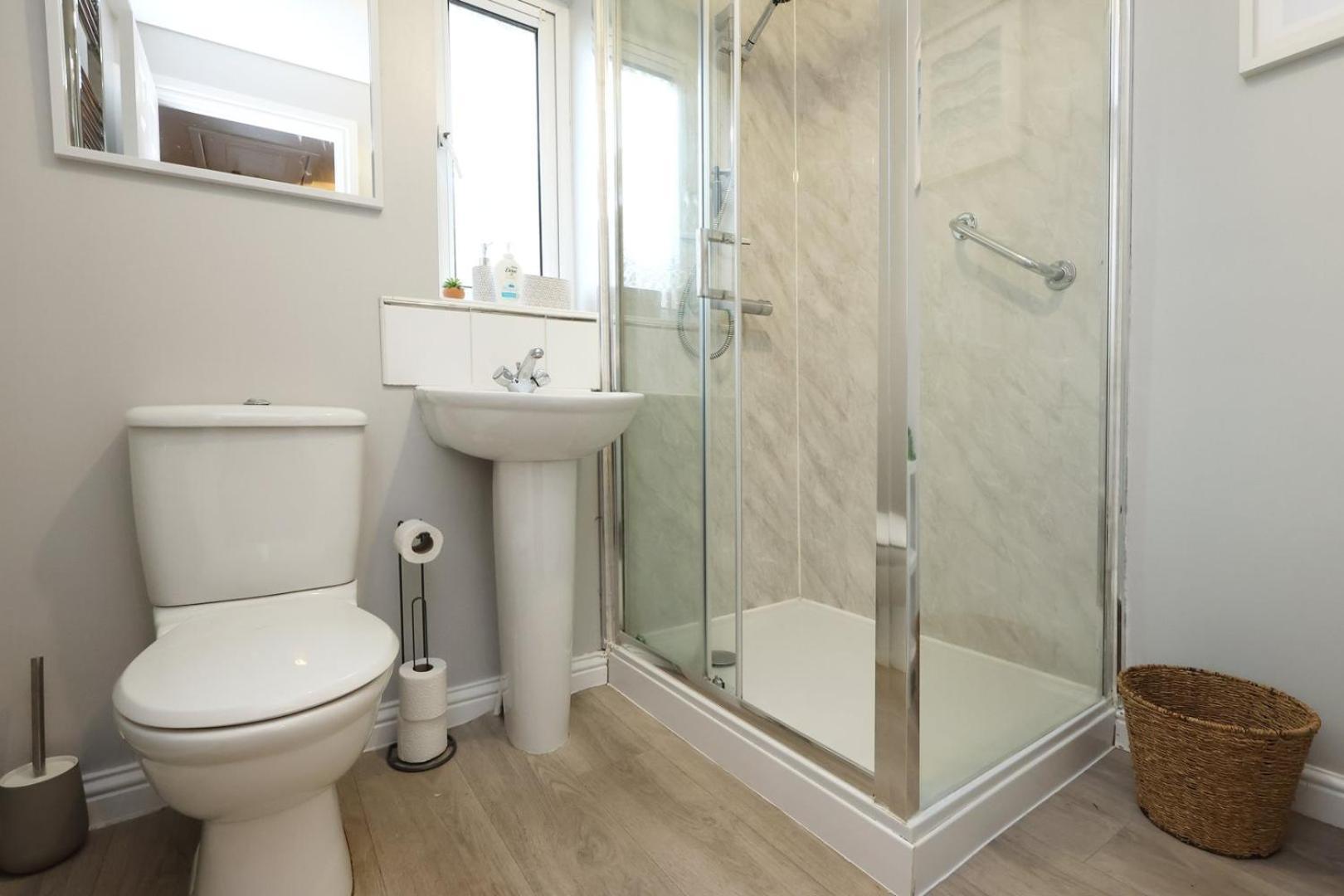 Relaxing 2-Bed Coastal Escape In Port Talbot Appartement Buitenkant foto
