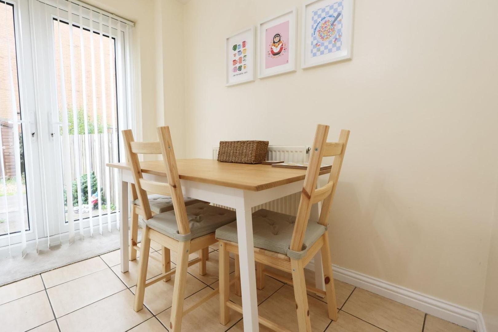 Relaxing 2-Bed Coastal Escape In Port Talbot Appartement Buitenkant foto