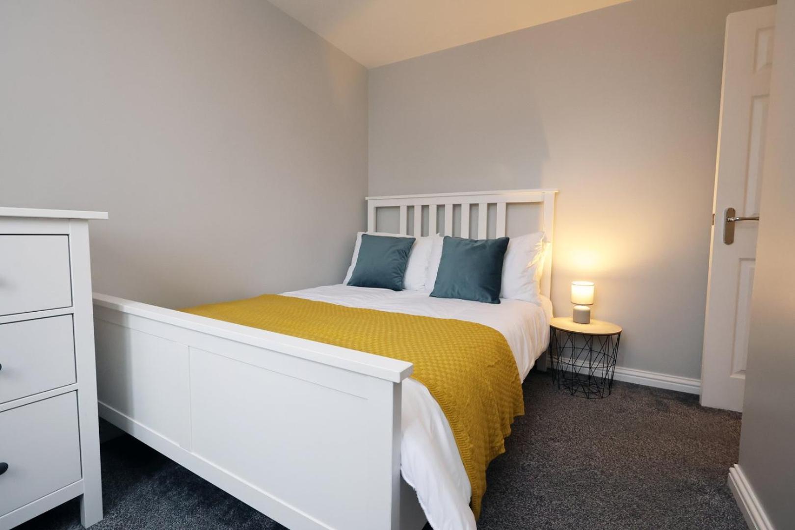 Relaxing 2-Bed Coastal Escape In Port Talbot Appartement Buitenkant foto