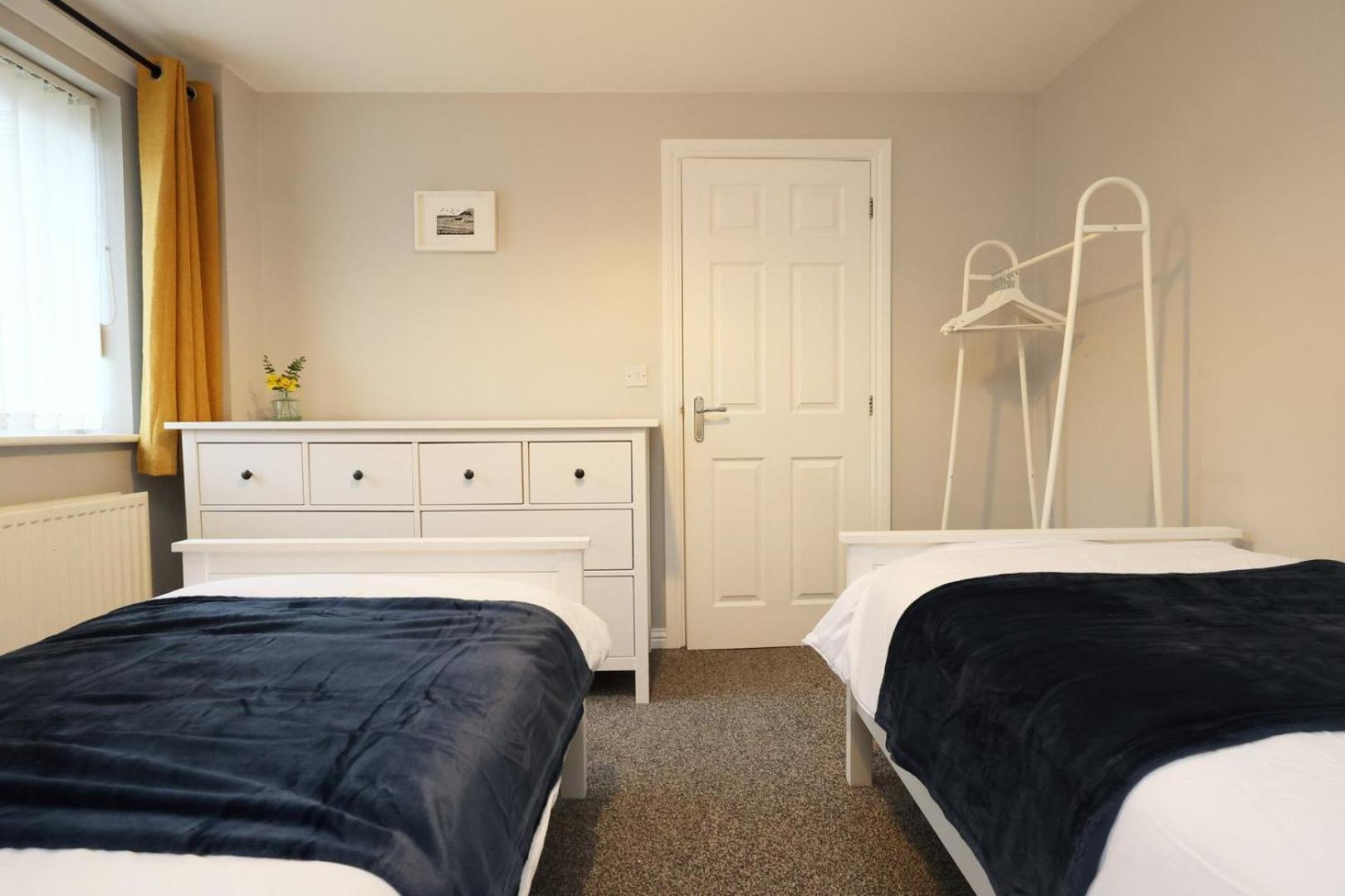 Relaxing 2-Bed Coastal Escape In Port Talbot Appartement Buitenkant foto