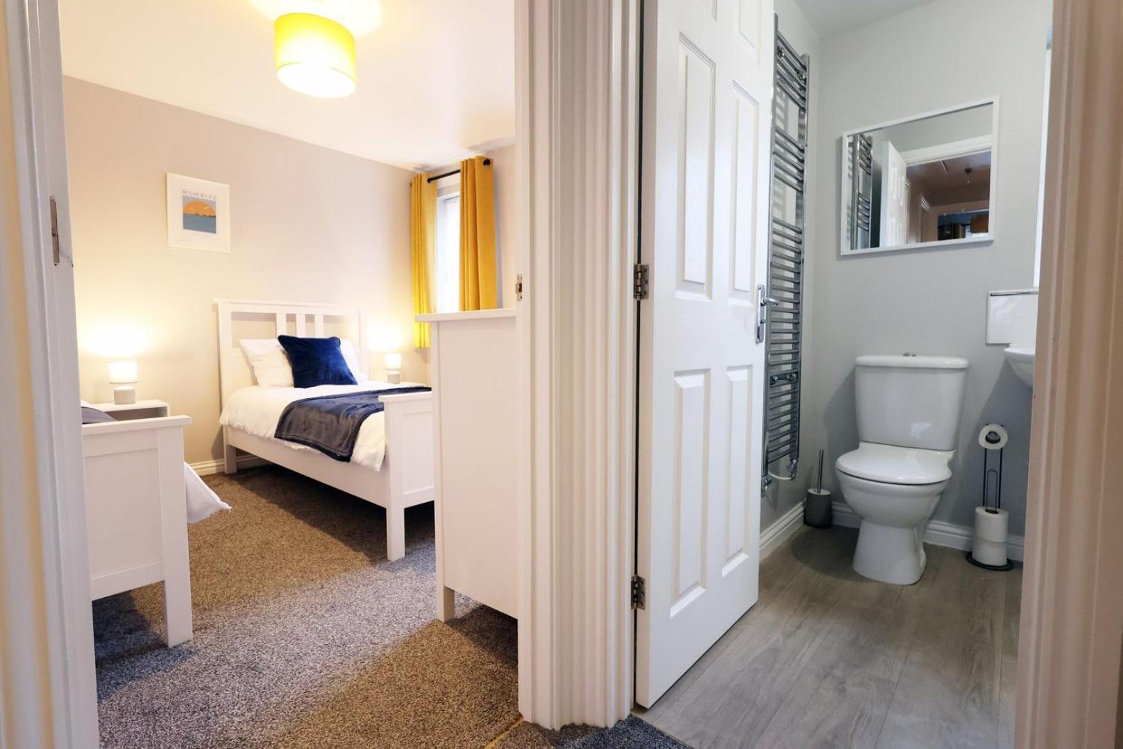 Relaxing 2-Bed Coastal Escape In Port Talbot Appartement Buitenkant foto