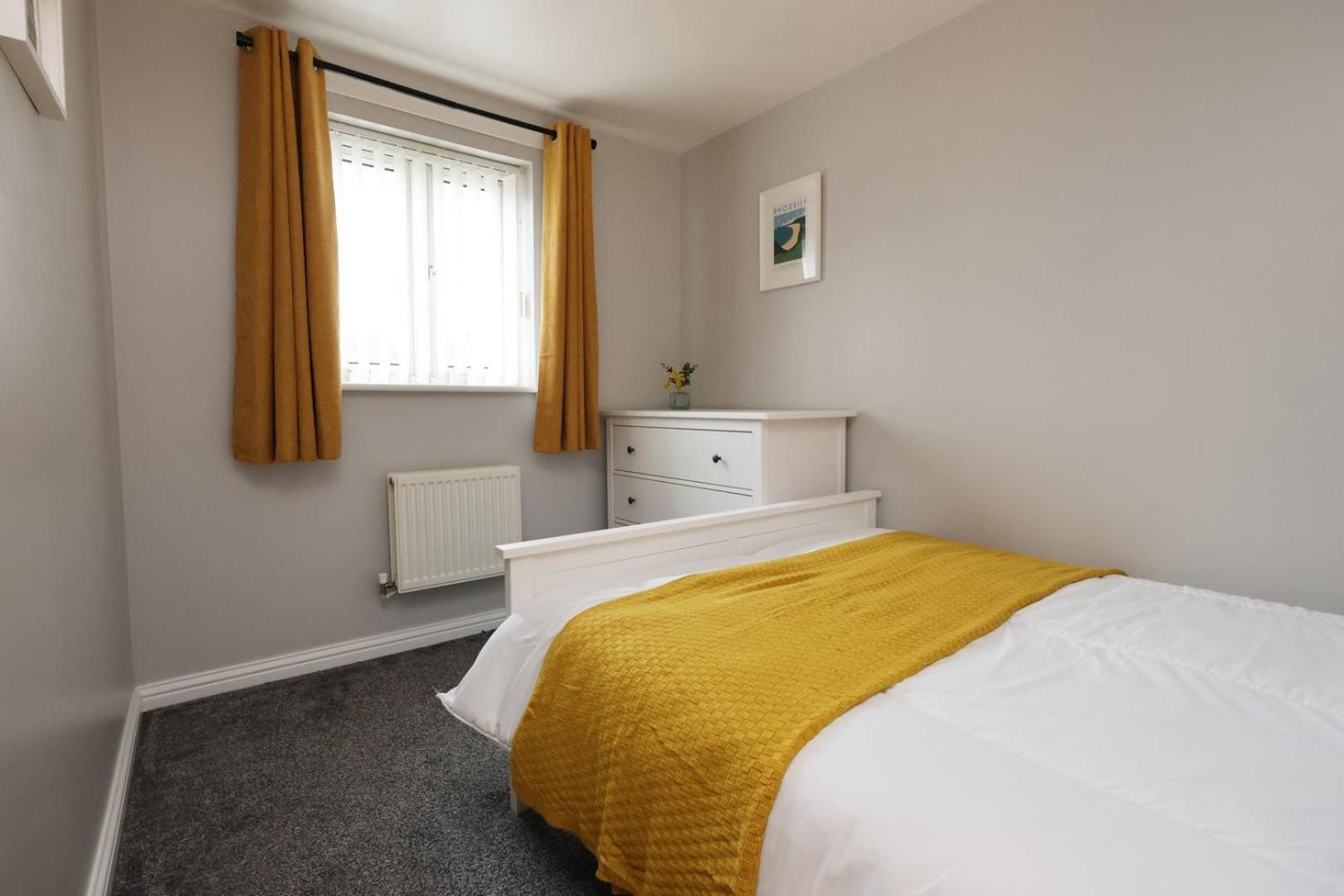 Relaxing 2-Bed Coastal Escape In Port Talbot Appartement Buitenkant foto
