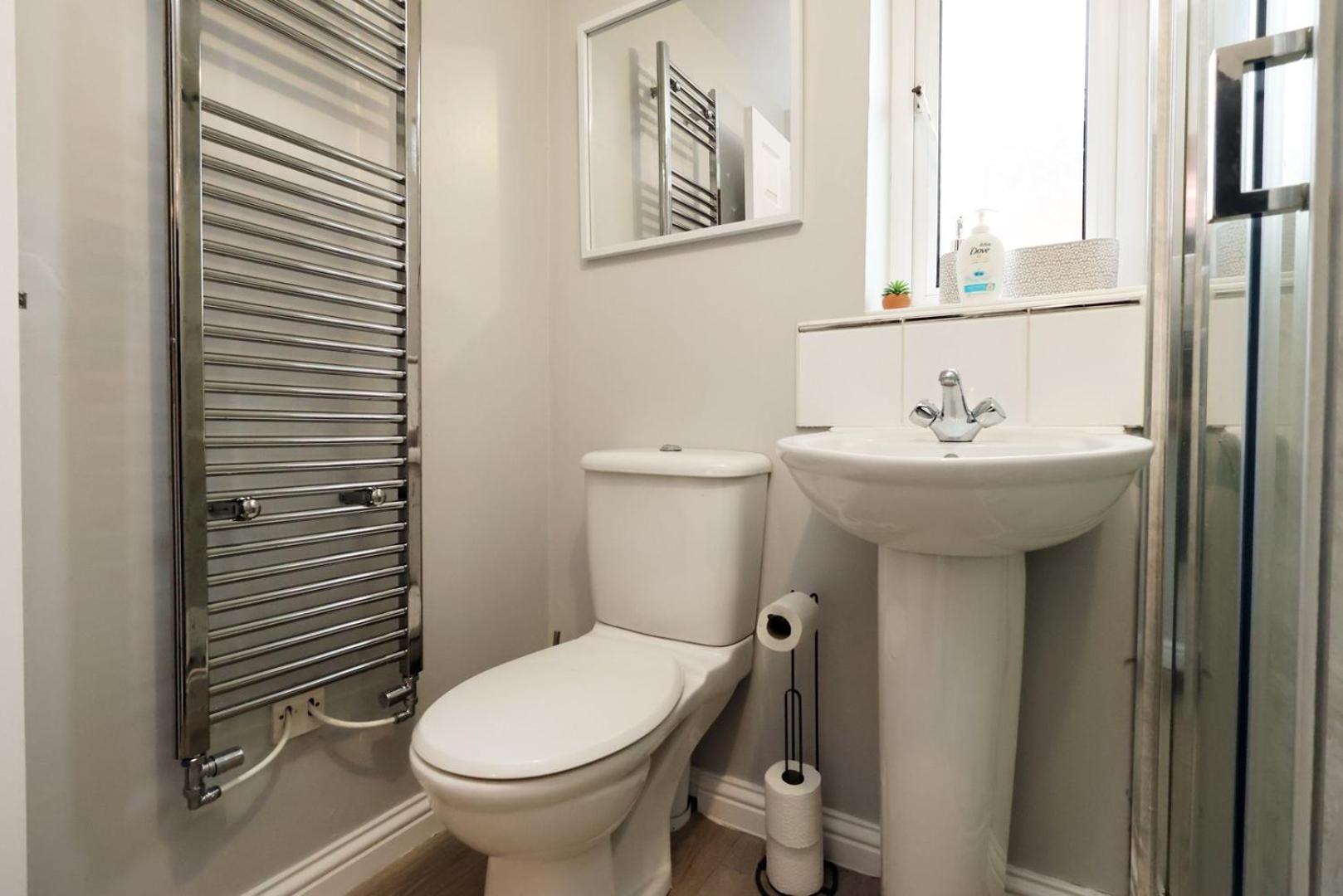 Relaxing 2-Bed Coastal Escape In Port Talbot Appartement Buitenkant foto