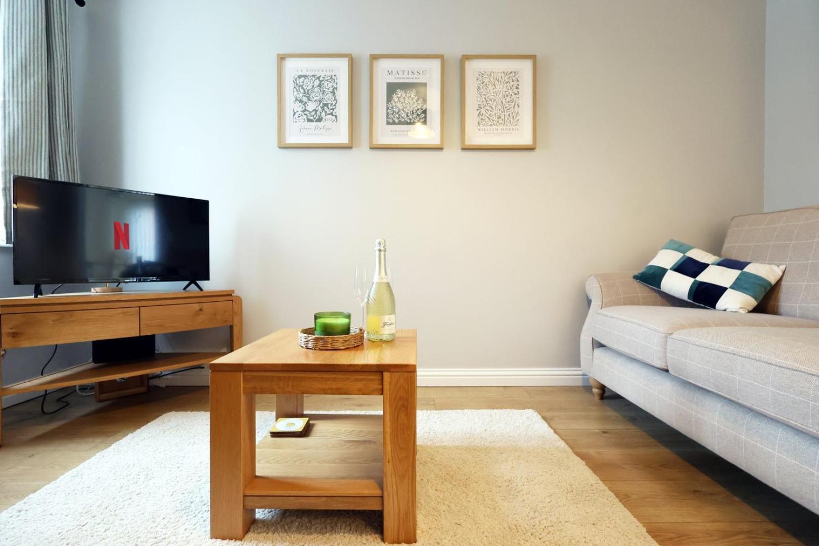 Relaxing 2-Bed Coastal Escape In Port Talbot Appartement Buitenkant foto