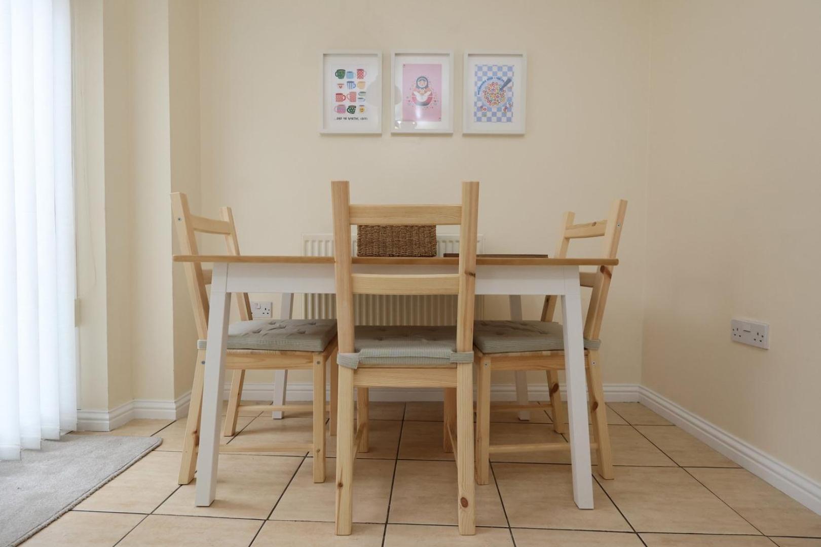 Relaxing 2-Bed Coastal Escape In Port Talbot Appartement Buitenkant foto