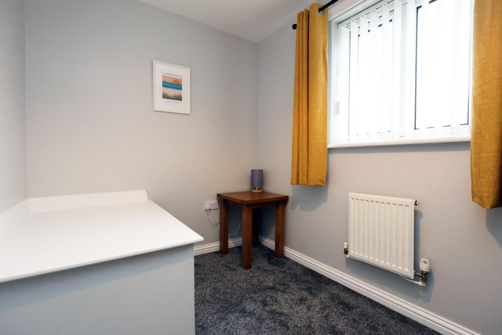 Relaxing 2-Bed Coastal Escape In Port Talbot Appartement Buitenkant foto