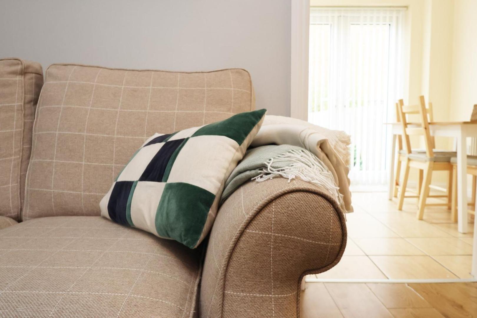 Relaxing 2-Bed Coastal Escape In Port Talbot Appartement Buitenkant foto