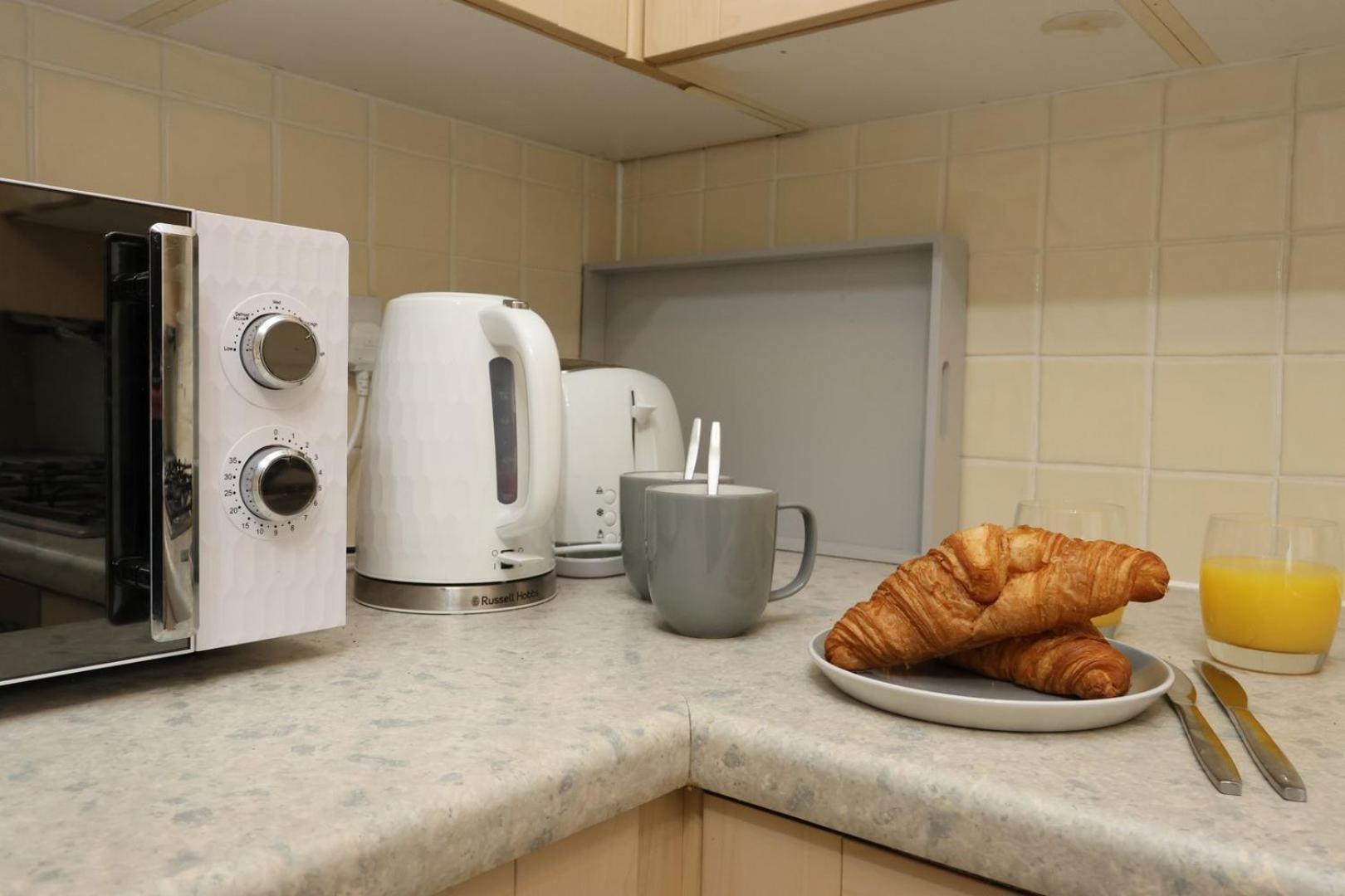 Relaxing 2-Bed Coastal Escape In Port Talbot Appartement Buitenkant foto